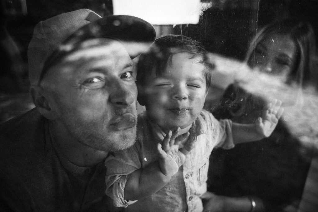 Lustiges Familienfoto von Papa mit seinem Sohn