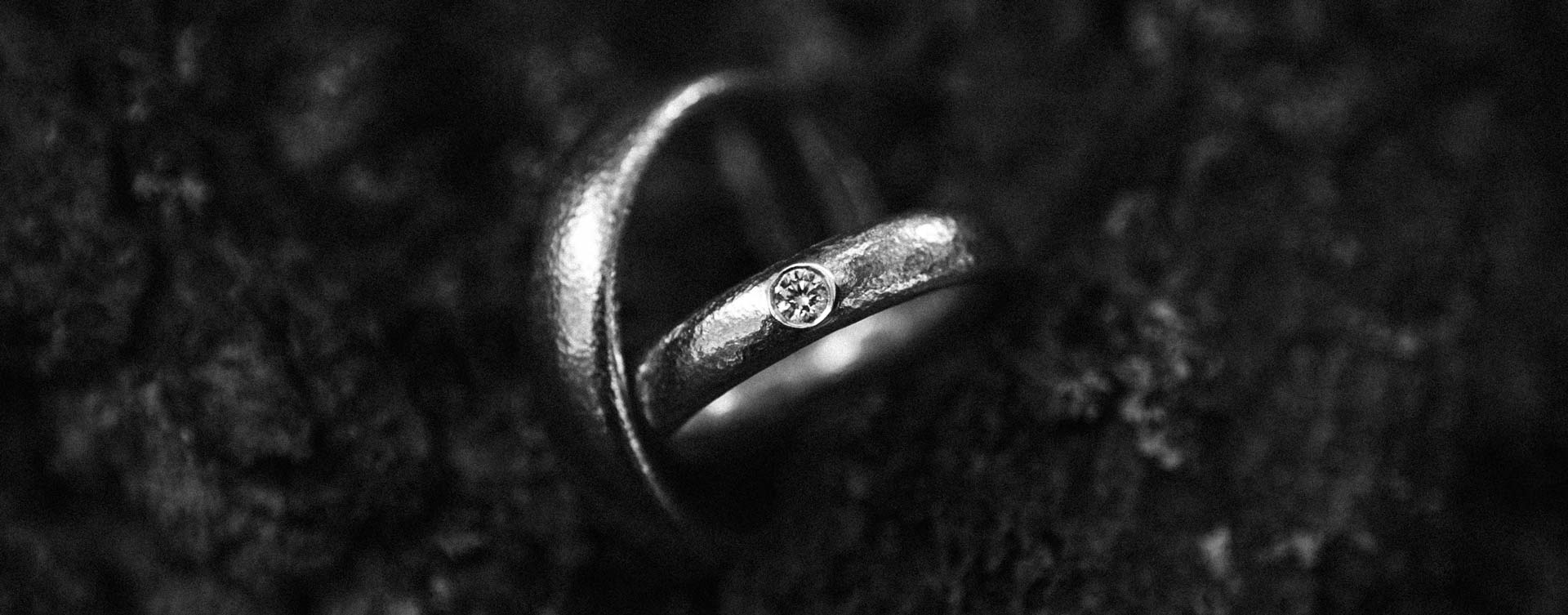 Hochzeitsfotos Ringe schwarz weiß