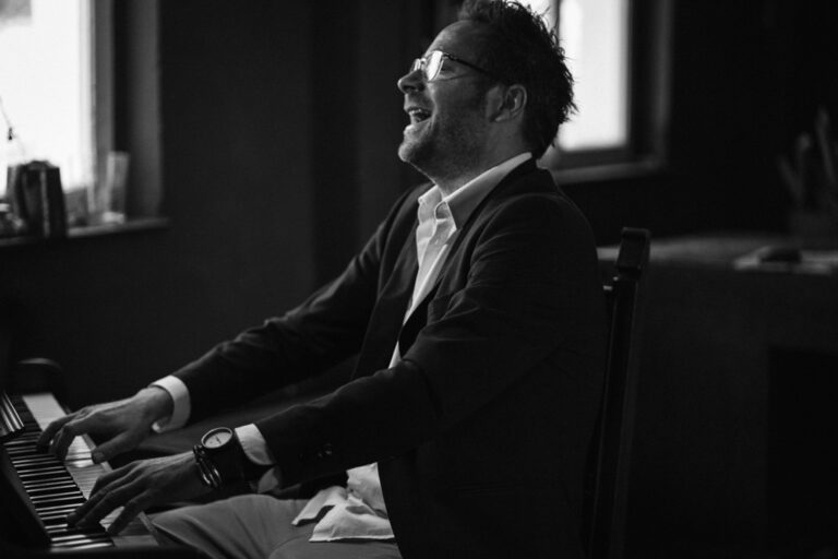 Hochzeitsfotografie Trauredner Samuel Werner fotografiert von Richard Lehmann am Klavier