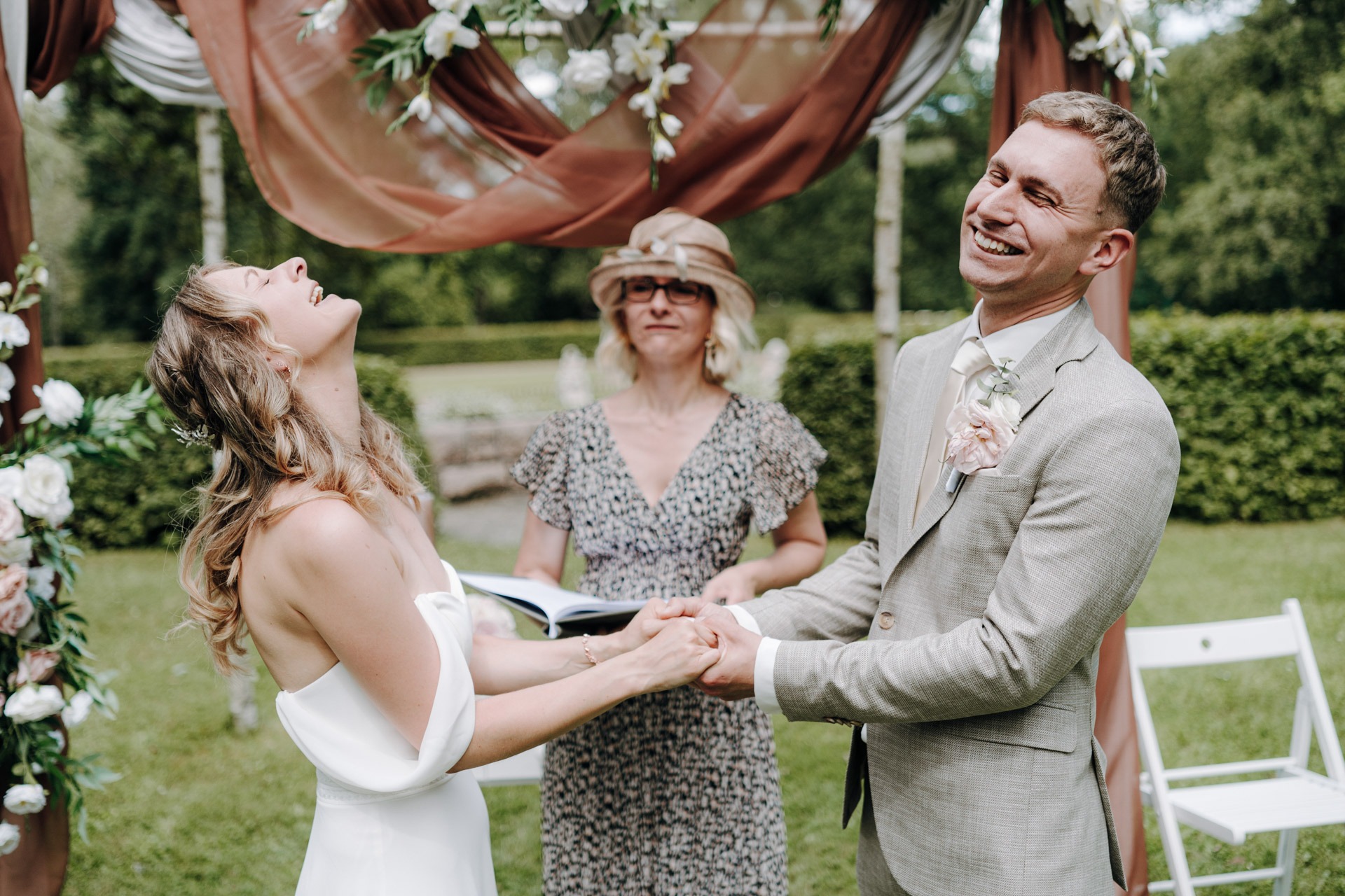 Hochzeit Freie trauung das lachende Brautpaar im Wolfsbrunn