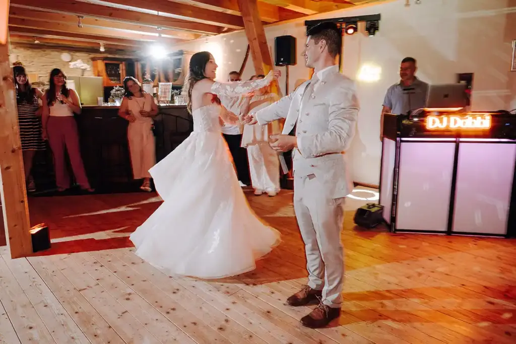 DJ Dobbi bei einer Hochzeit im Silberberg fotografiert von Richard Lehmann