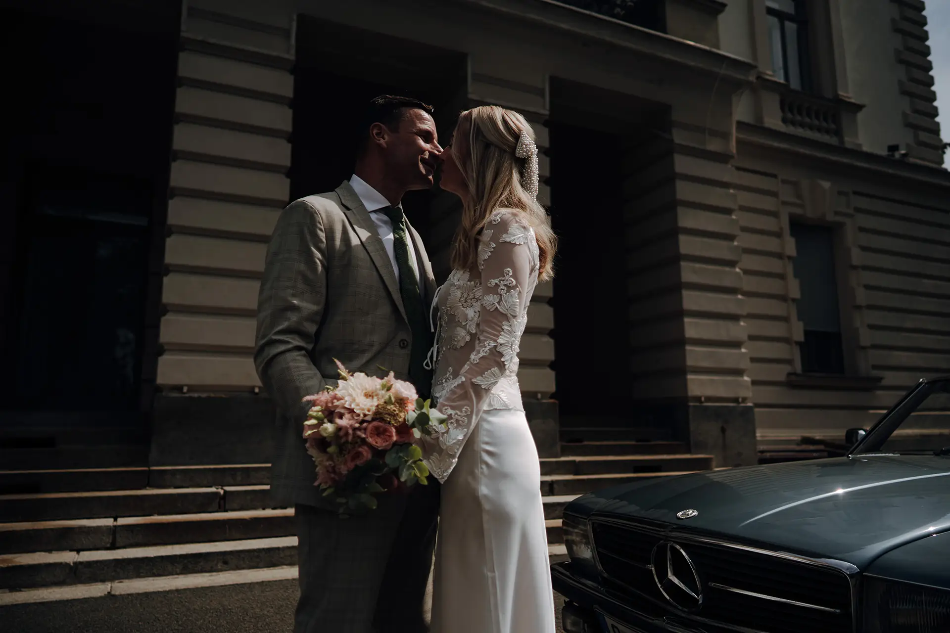 Hochzeitsreportage Brautpaar vor dem Weißen Haus Markleeberg bei Leipzig