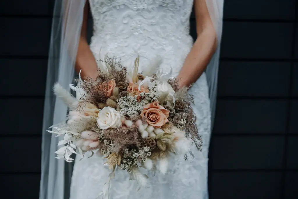 Der Brautstrauß in Nahaufnahme von der Braut gehalten. Fotografiert in Leipzig.