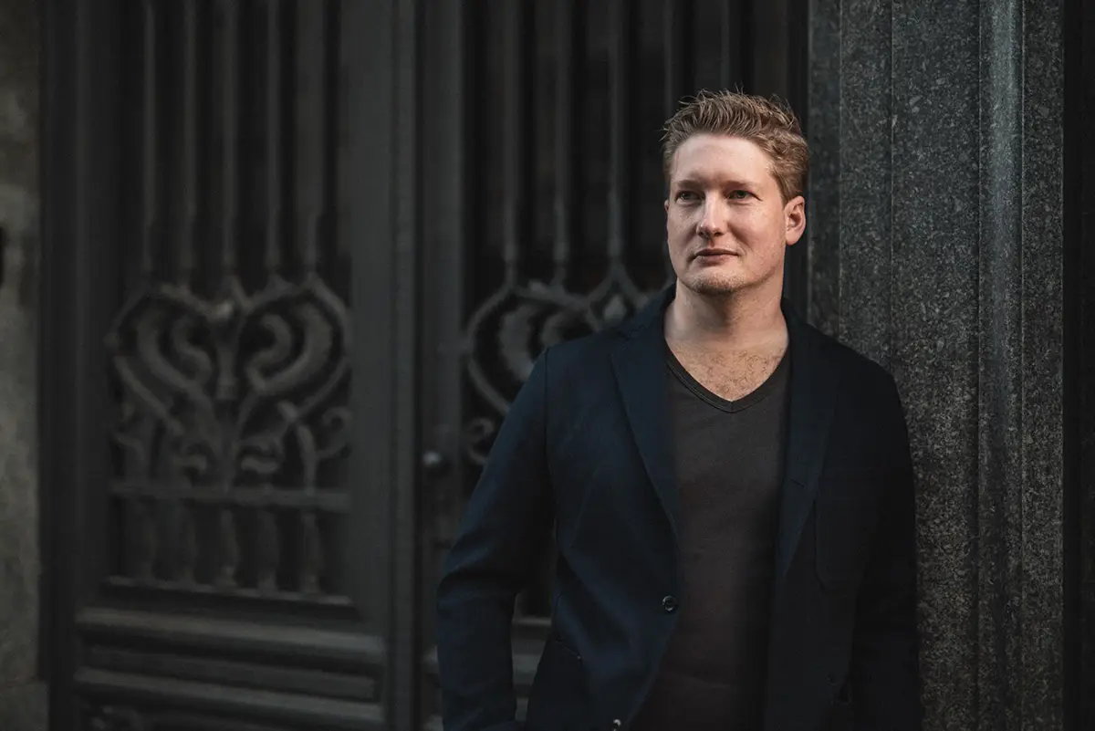 Das ist Richard Lehmann, Hochzeitsfotograf aus Leipzig. Er fotografiert auch junge Familien und verliebte Paare