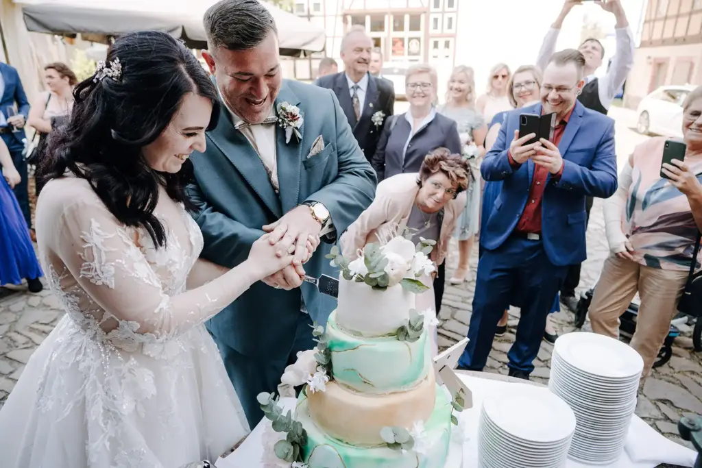 Als Hochzeitsfotograf im Denkmalhof Schlagwitz. Der Tortenanschnitt vor vielen Gästen.