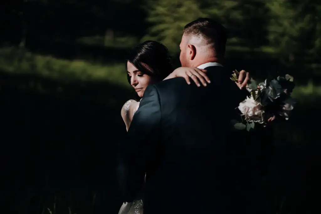 Brautpaarbilder zur Hochzeit bei Zwickau im Sonnenuntergang bei warmen Licht.