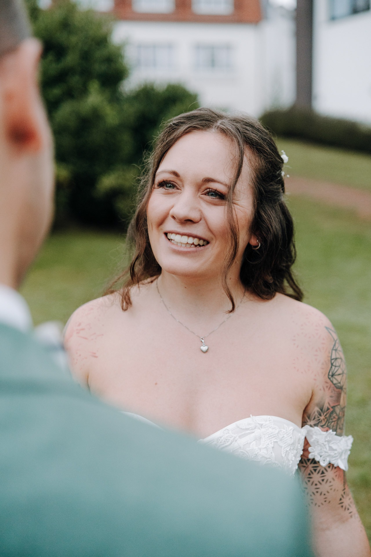 Portrait der Braut im Grünen bei einer sommerlichen Hochzeitsreportage