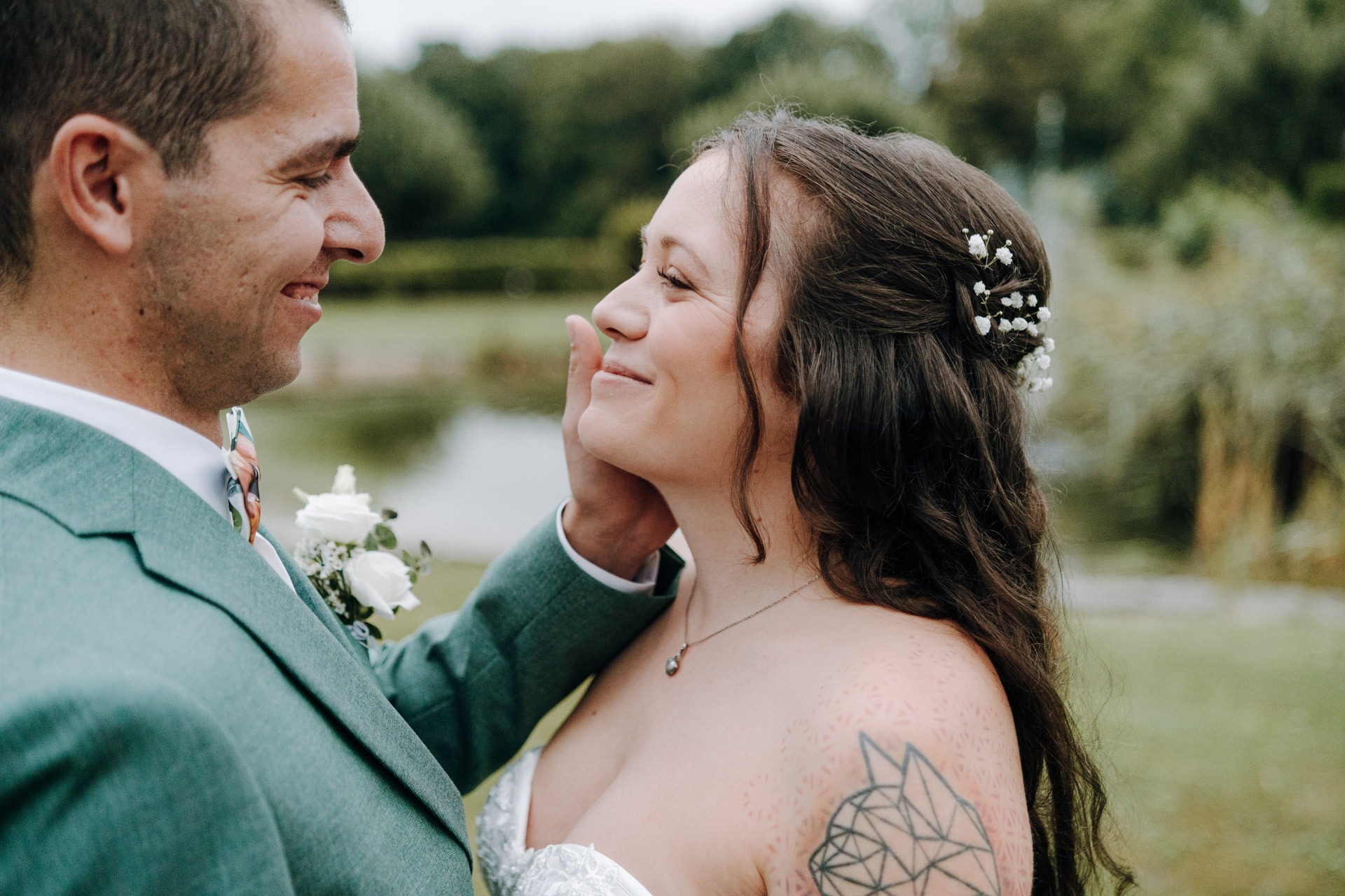 Brautpaar beim innigen Portrait im Garten beim Paarshooting im Sommer im Hotel Schwanefeld