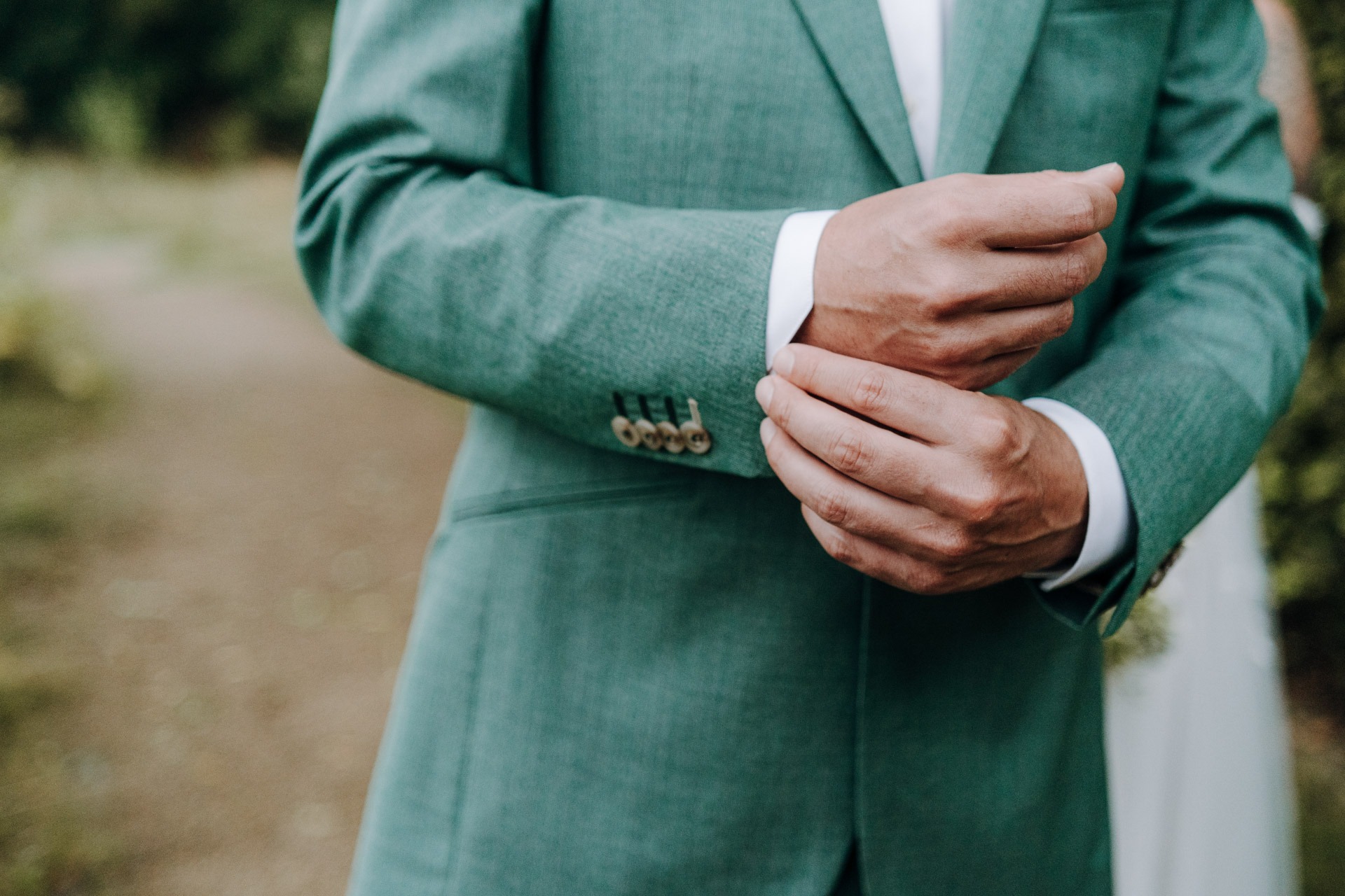 Detail des grünen Hochzeitsanzugs als liebevolles Hochzeitsdetail