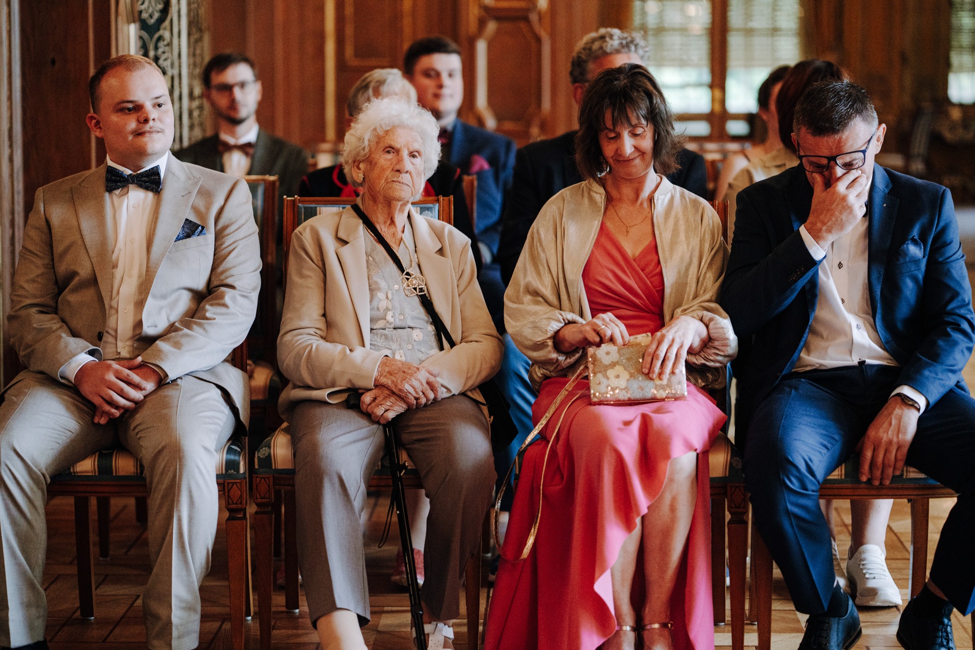 Familie und ausgewählte Gäste sitzen während der standesamtlichen Hochzeit im Schloss Waldenburg.