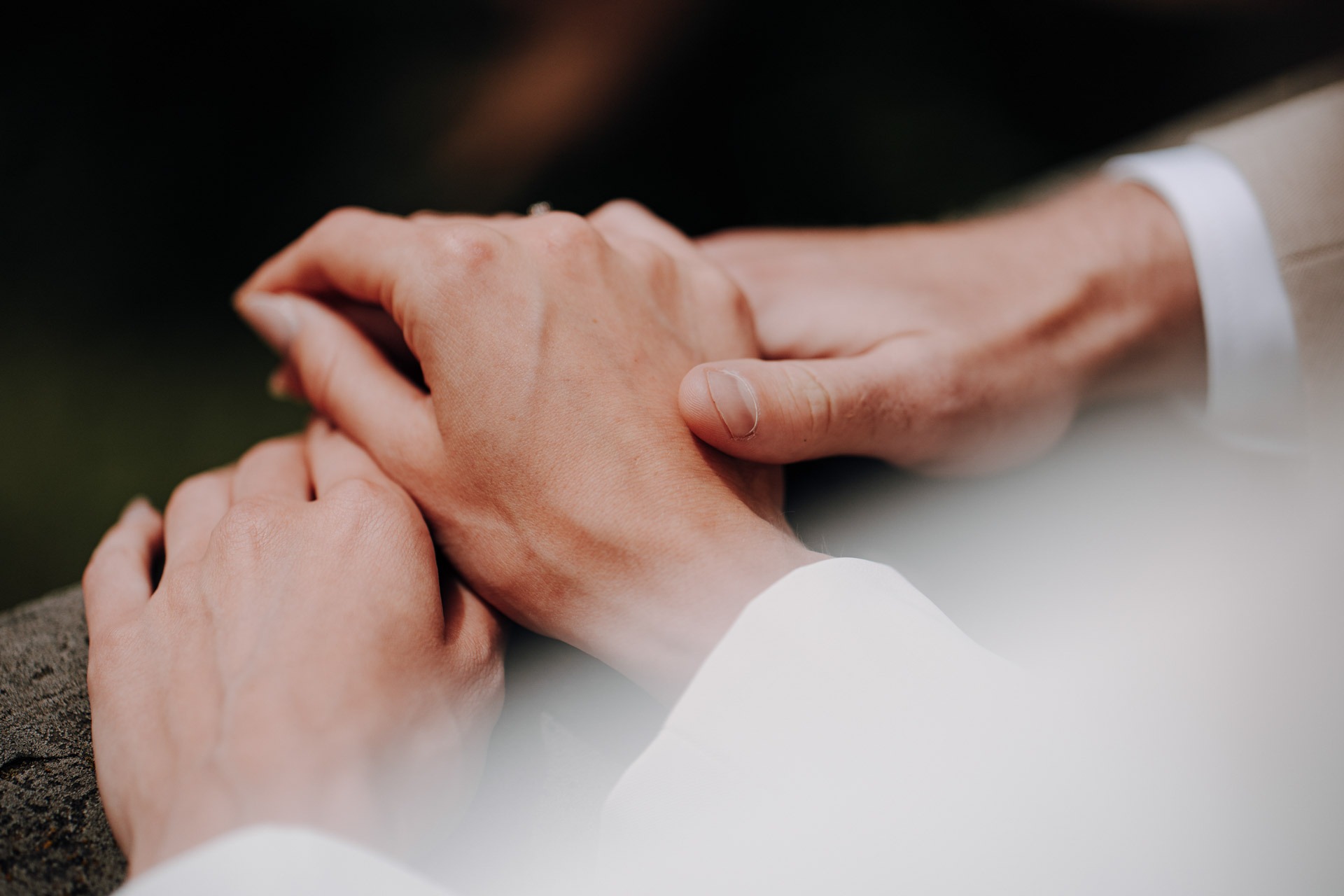 Nahaufnahme der ineinanderliegenden Hände von Melissa und Lukas.