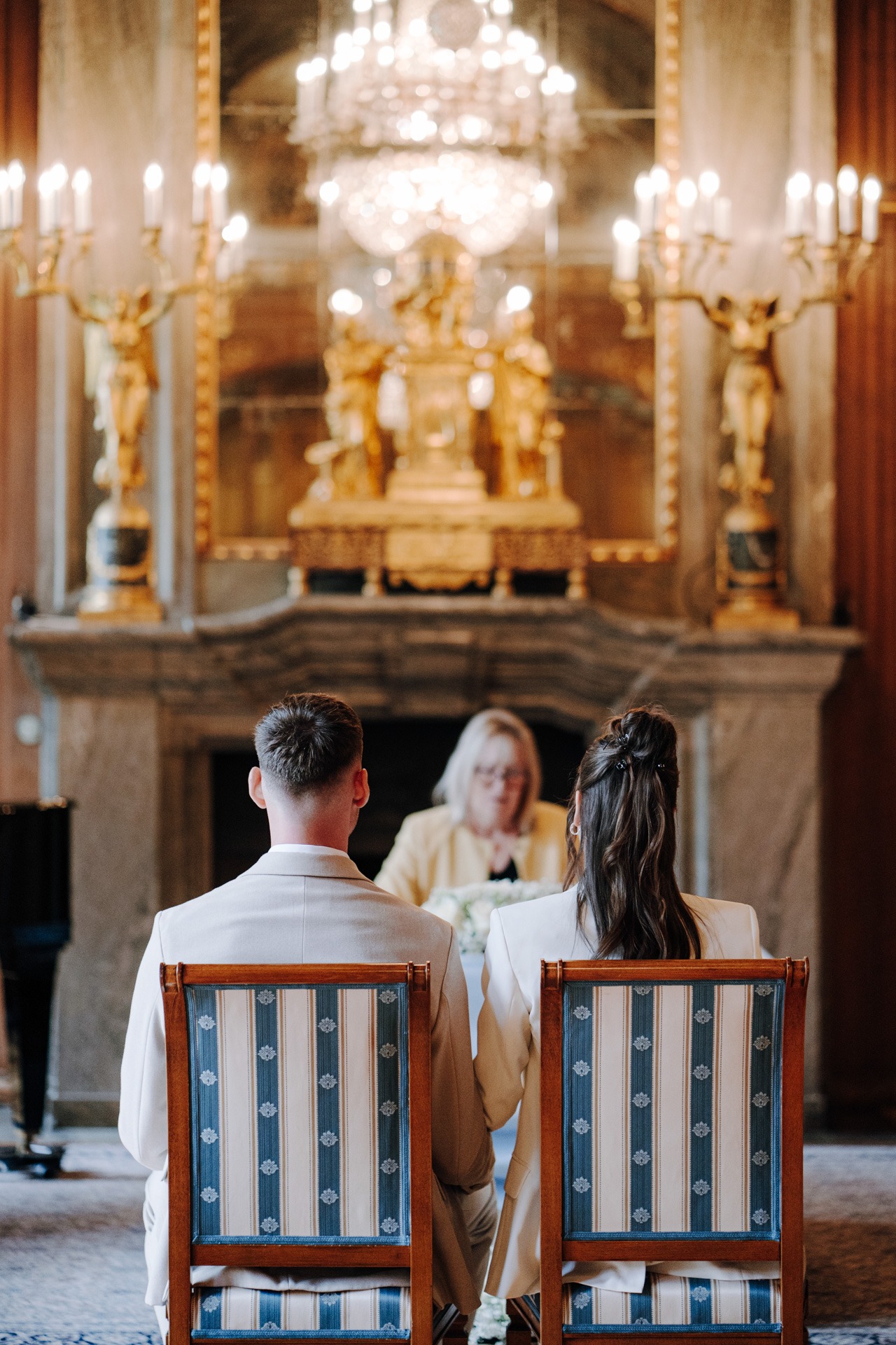 Melissa und Lukas sitzen während der Trauung vor dem Standesbeamten im Schloss Waldenburg.