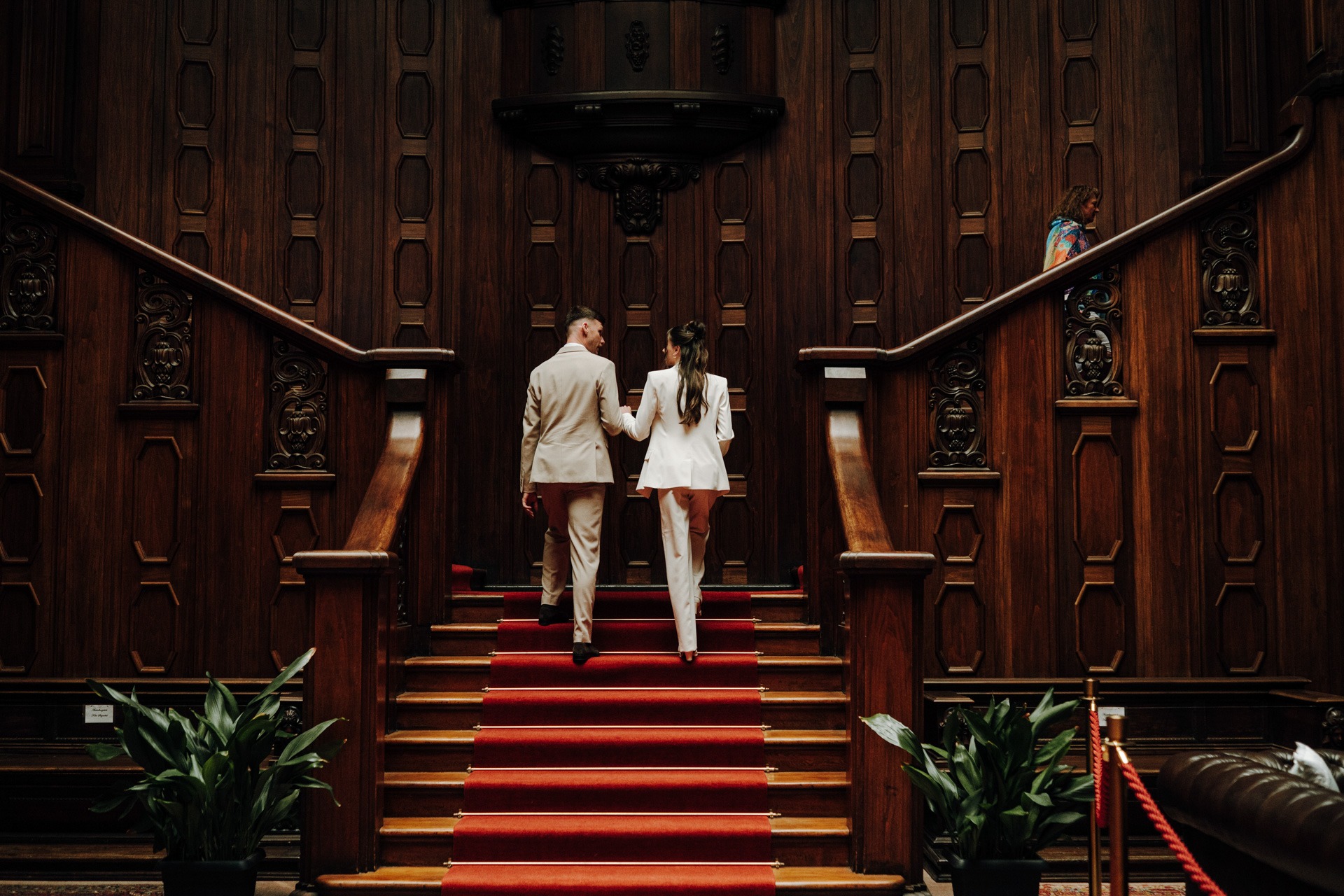 Historische Holztreppe im Schloss Waldenburg vor der standesamtlichen Hochzeit von Melissa und Lukas