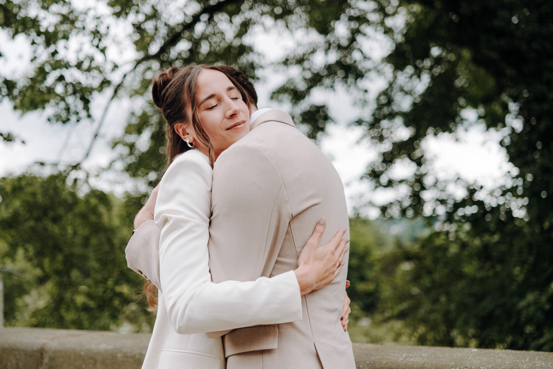 Melissa und Lukas nach ihrer standesamtlichen Sommerhochzeit im Schloss Waldenburg.