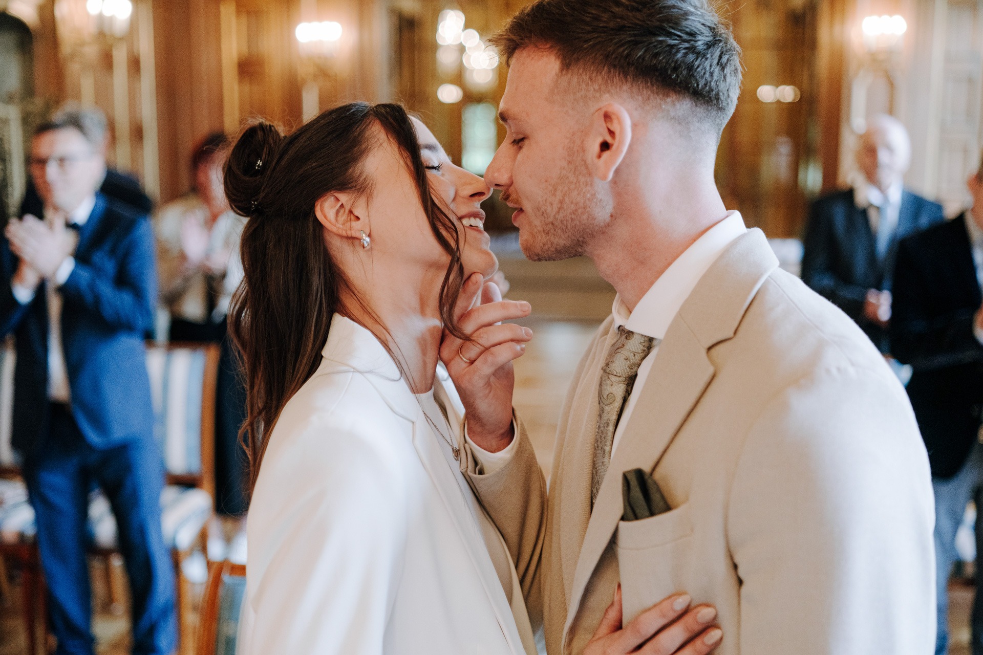 Emotionaler Hochzeitskuss im Schloss Waldenburg