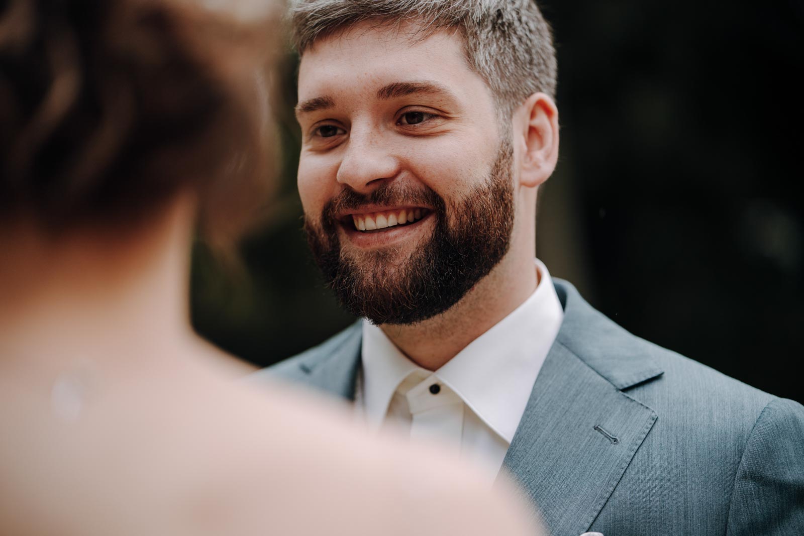 Nahaufnahme von Luisa und Jonas, die ihre Gesichter lächelnd aneinanderlegen.