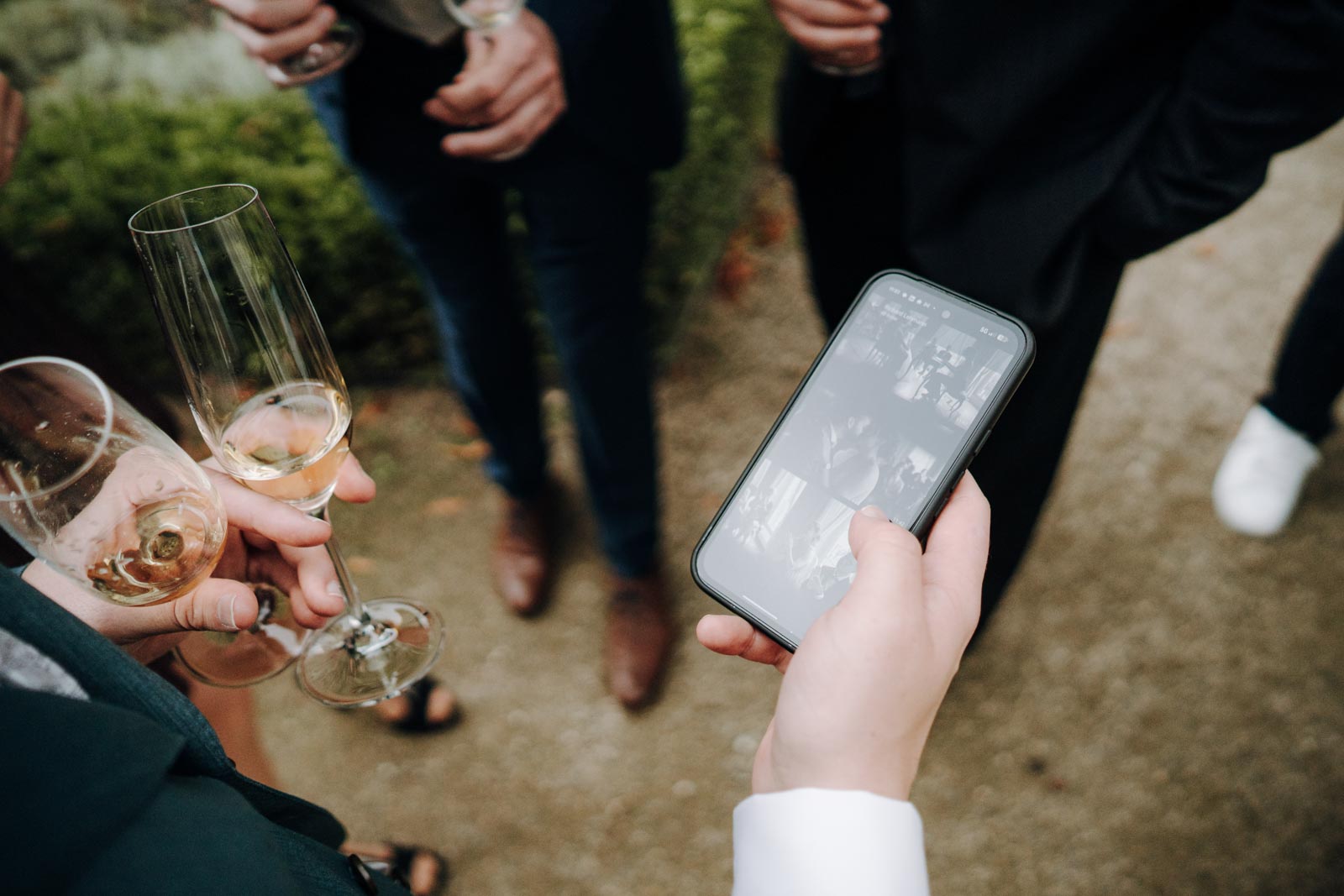Die ersten Bilder vom Hochzeitsfotografen können bereits nach der Trauung angeschaut und geteilt werden.